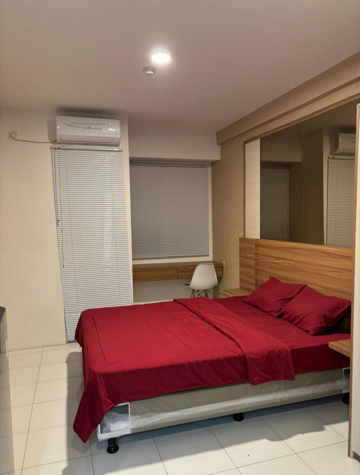 Hotel Riverview Tower Mahakam By Uvrooms Bekasi